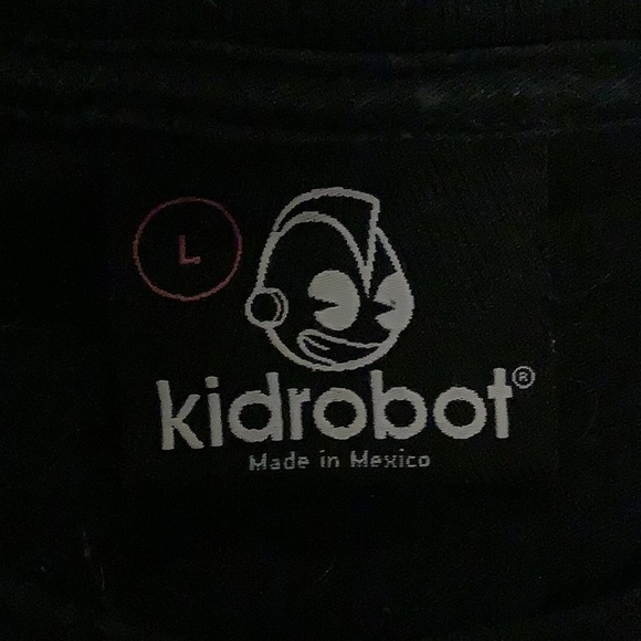 Kid Robot glow in the dark tshirt - Picture 3 of 3